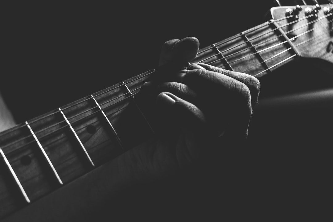 How to Choose the Optimal Guitar Strap Length for Each Musician - StrapGraphics